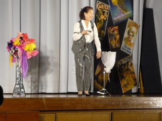 渚晴彦：学校公園にて　オリジナルソングで登場、大受けのマジシャン花島皆子！