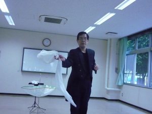 渚晴彦の鳩出しマジックの個人レッスン中！
