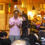 渚晴彦のカードマニプレーション特訓中の尚子さんお寺の本堂でマジックショー